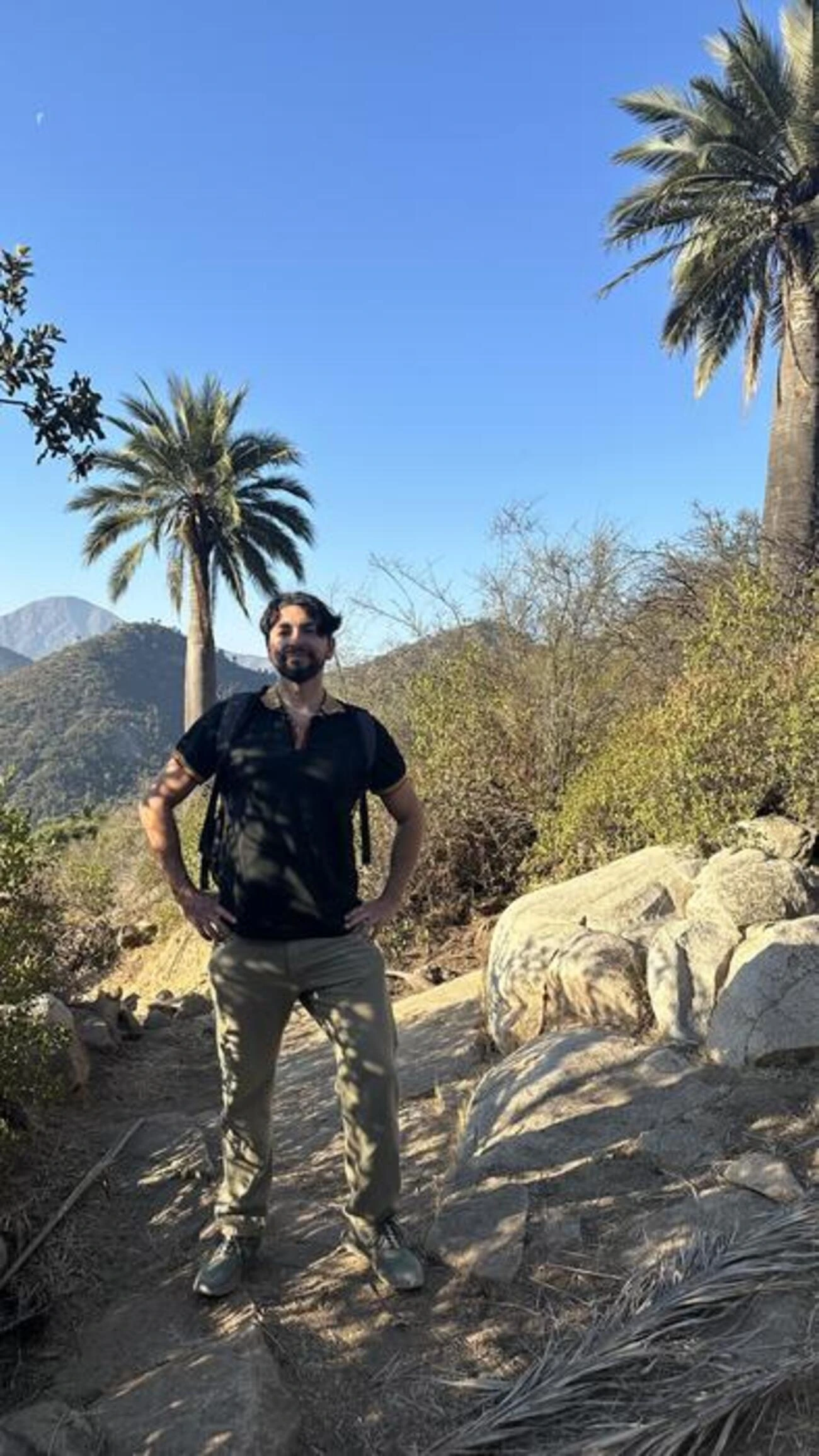 El Dr. Erwin González-Guarda, investigador principal, durante trabajo de campo en el Parque Nacional La Campana, Reserva de la Biosfera, Chile.