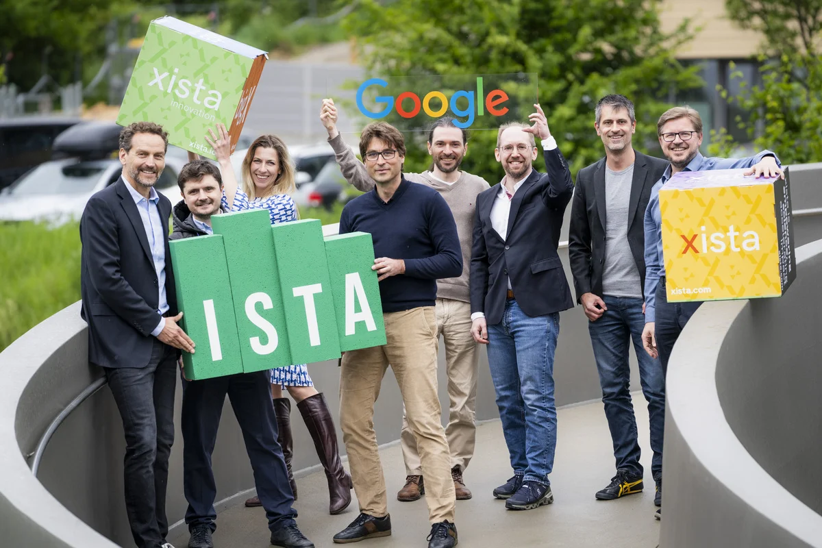 Representantes de ISTA, xista y Google en el puente que conecta el campus y el parque científico en Klosterneuburg.