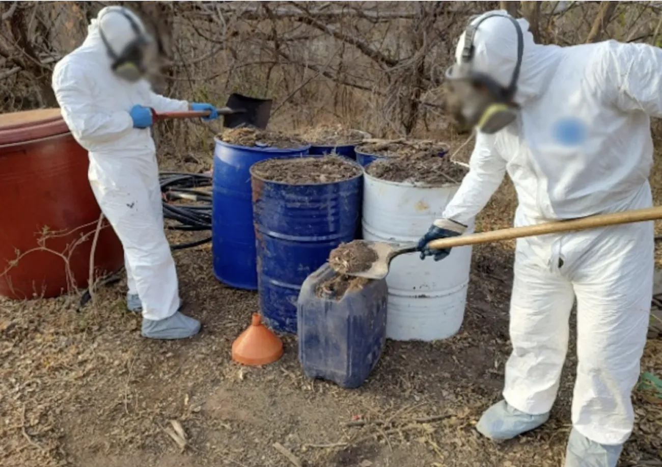Autoridades en los laboratorios clandestinos de metanfetamina en Culiacán