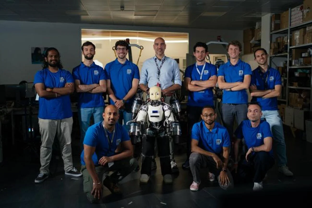 Técnico supervisando el vuelo del iRonCub3 en laboratorio del IIT