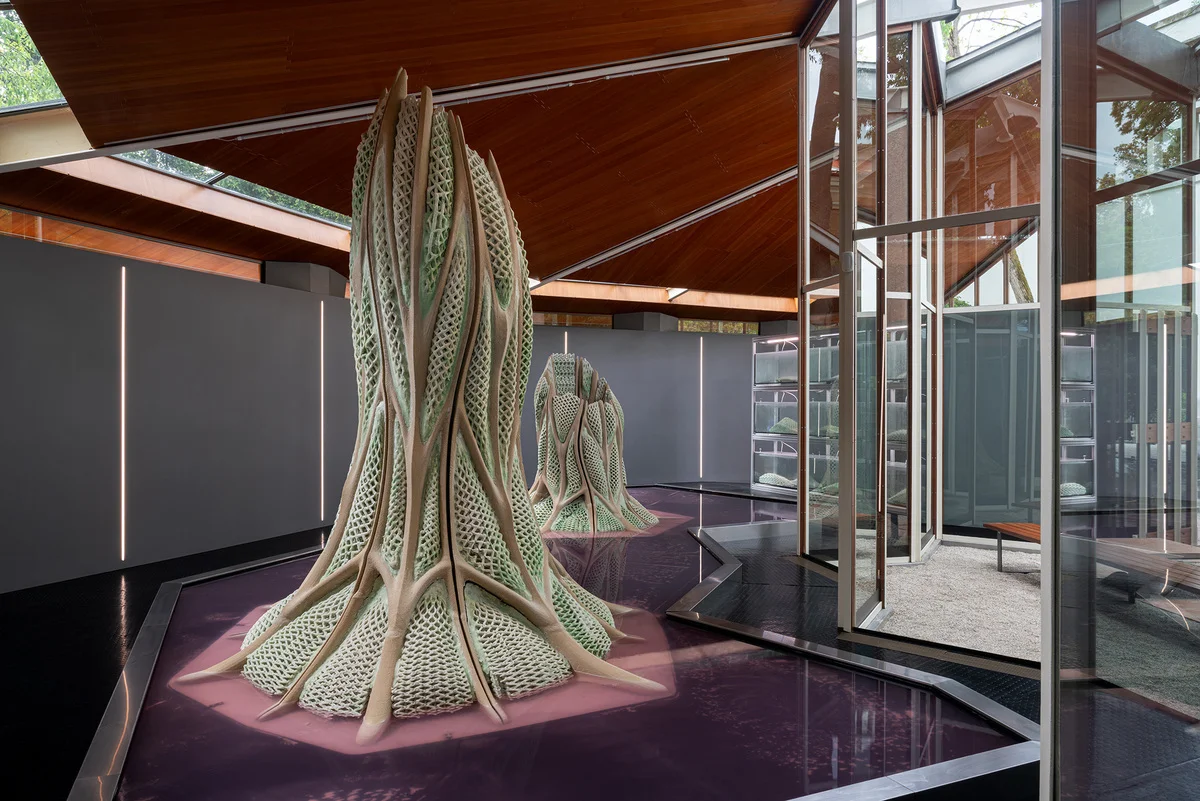 Objeto de gran formato formado por estructuras fotosintéticas en la Bienal de Venecia.