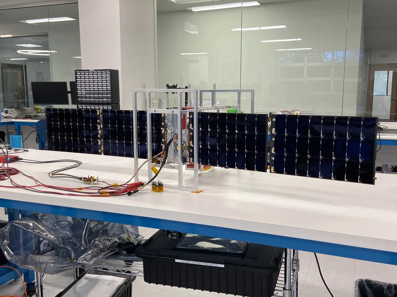 Arcstone con paneles solares instalada durante pruebas previas a su lanzamiento.