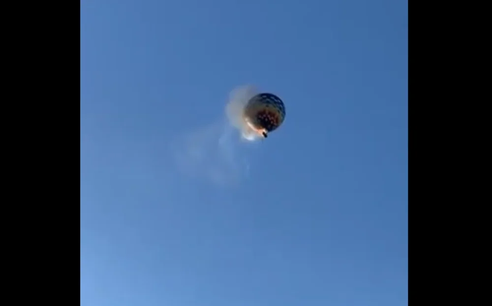 Globo aerostático en llamas durante el accidente en Praia Grande, Brasil.
