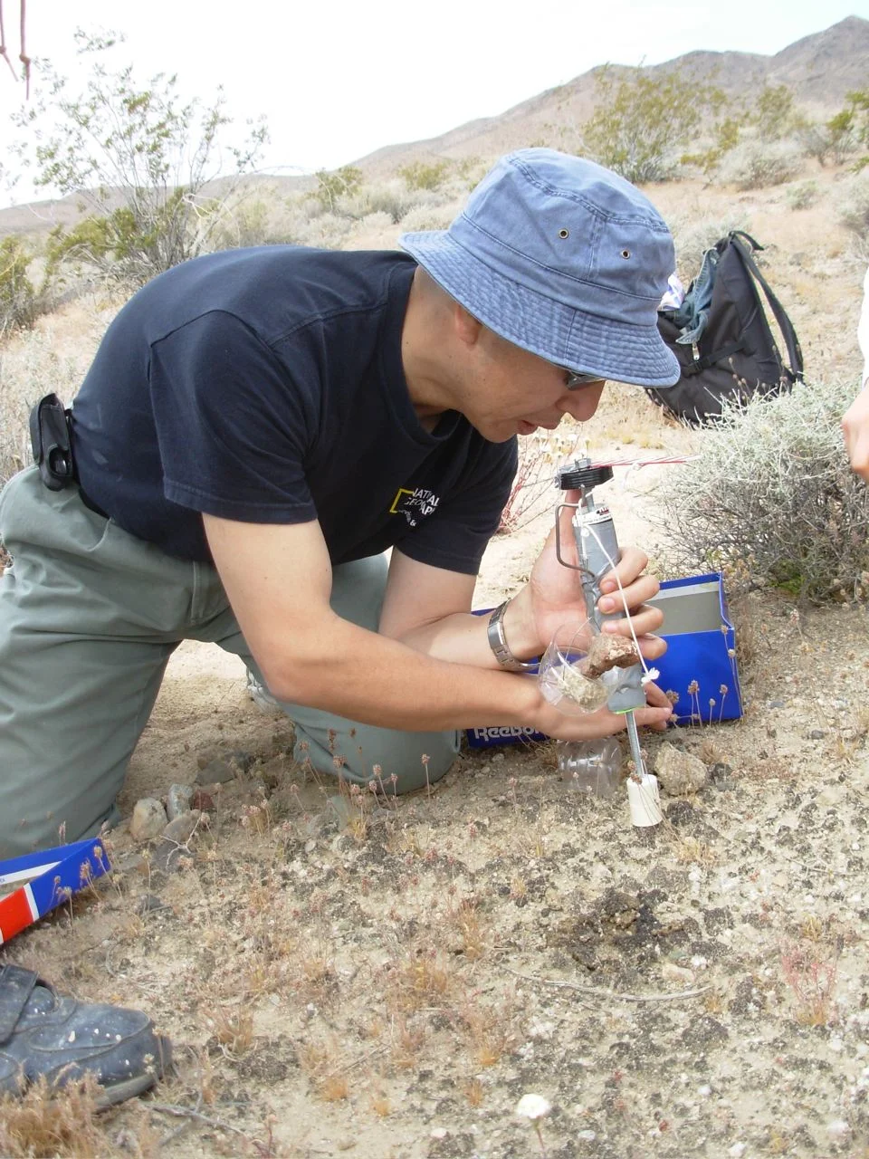 Henry Sun recolectando líquenes en el desierto de Mojave