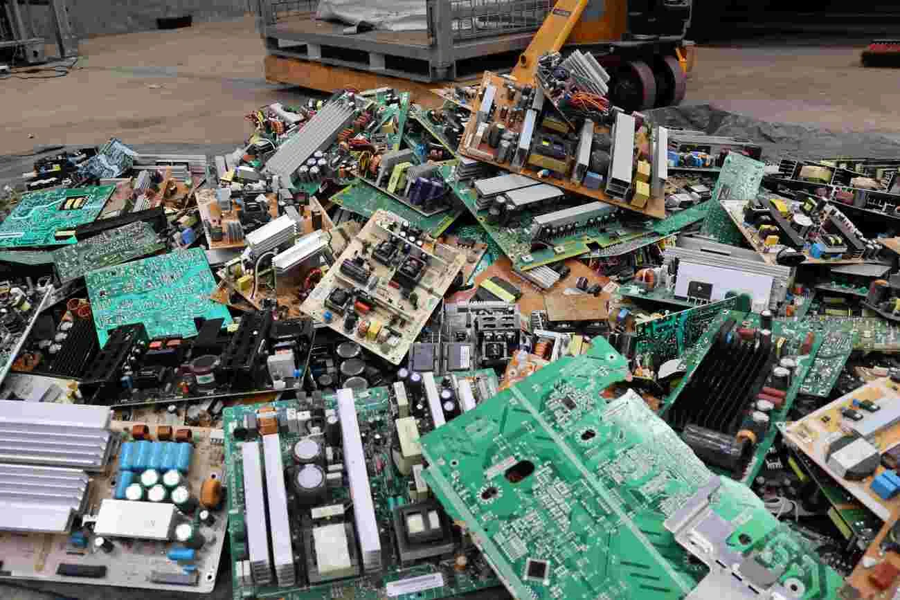 Componentes electrónicos con metales valiosos como oro y cobre, ejemplo de reciclaje sostenible.