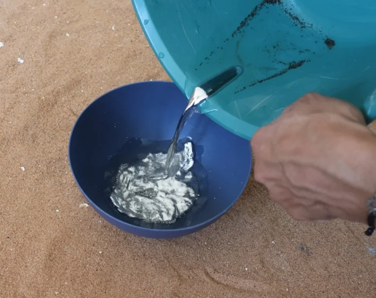 Proceso de minería de oro, que normalmente utiliza sustancias tóxicas como cianuro o mercurio.