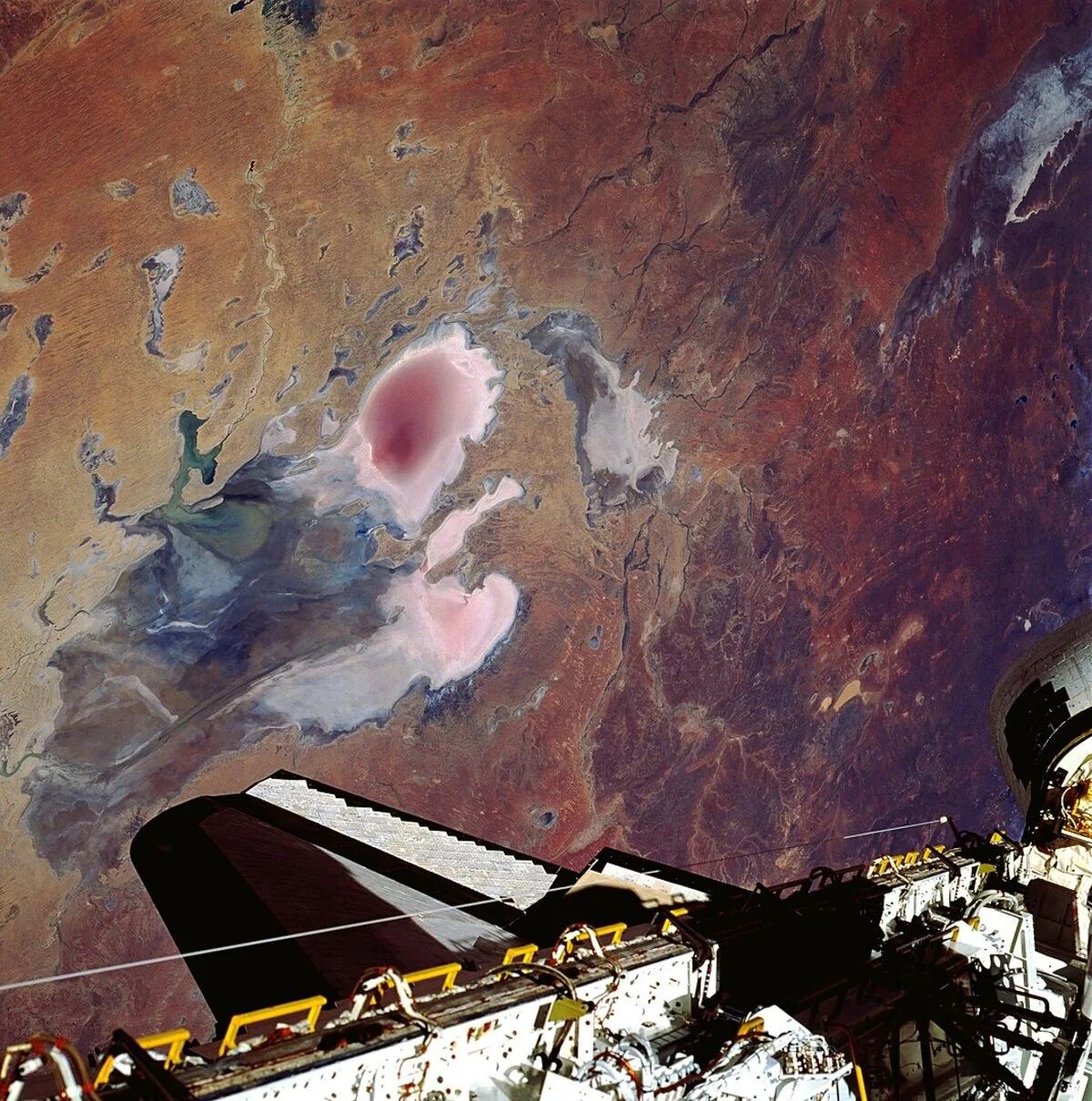 El lago Eyre en Australia, fotografiado desde el espacio en 1990 por el Columbia