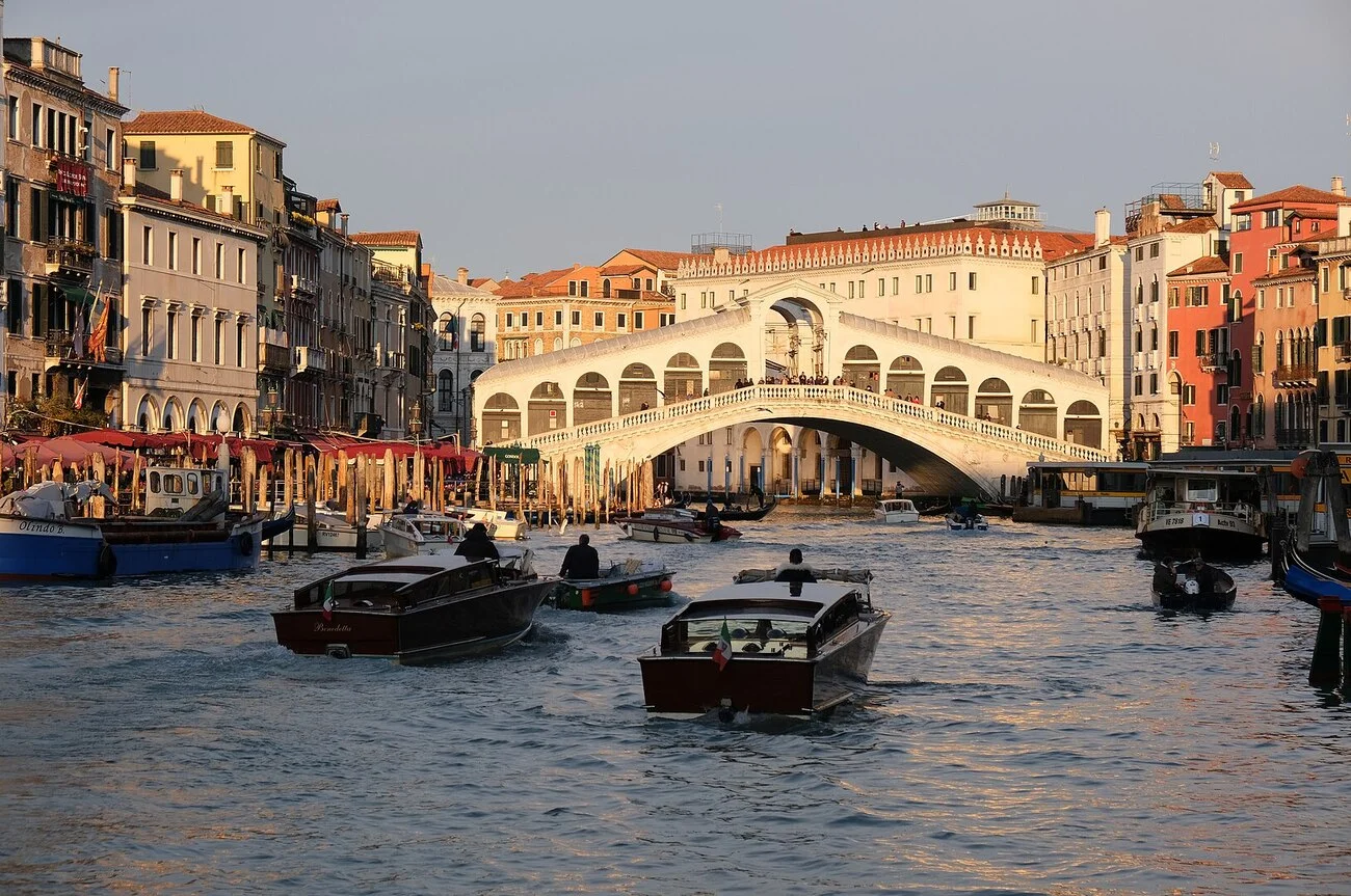 Vista panorámica del Puente de Rialto en Venecia, Italia