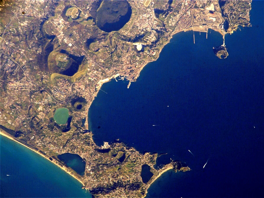 Vista aérea de Pozzuoli y los Campi Flegrei