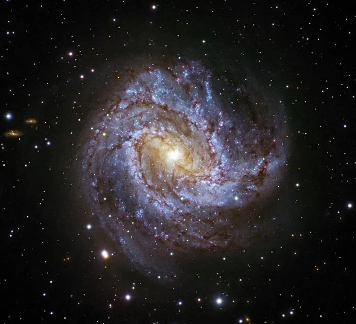 Imagen óptica detallada de la galaxia M83, destacando su estructura espiral y regiones de formación estelar.