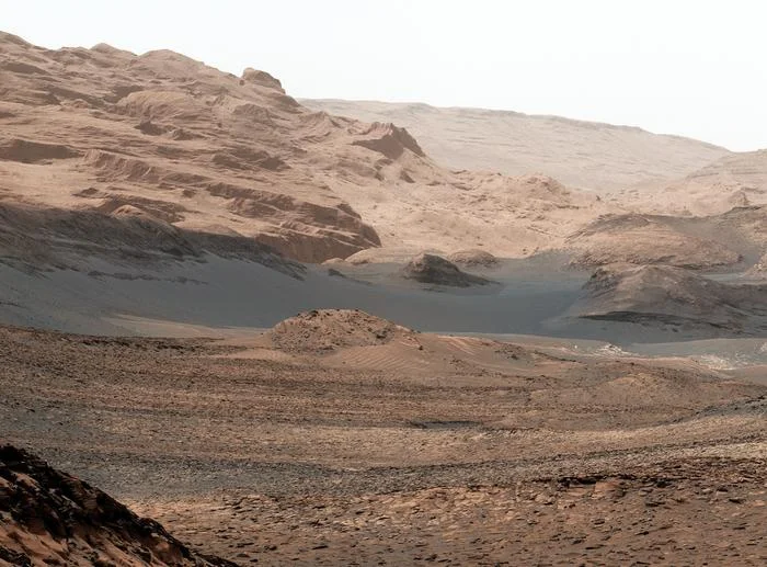 Rover Curiosity de la NASA ascendiendo al Monte Sharp en Marte