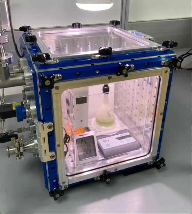 Hábitat de bioplástico ubicado dentro de una cámara ambiental planetaria en laboratorio