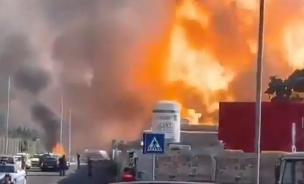 Explosión con llamas y humo en una gasolinera de Roma