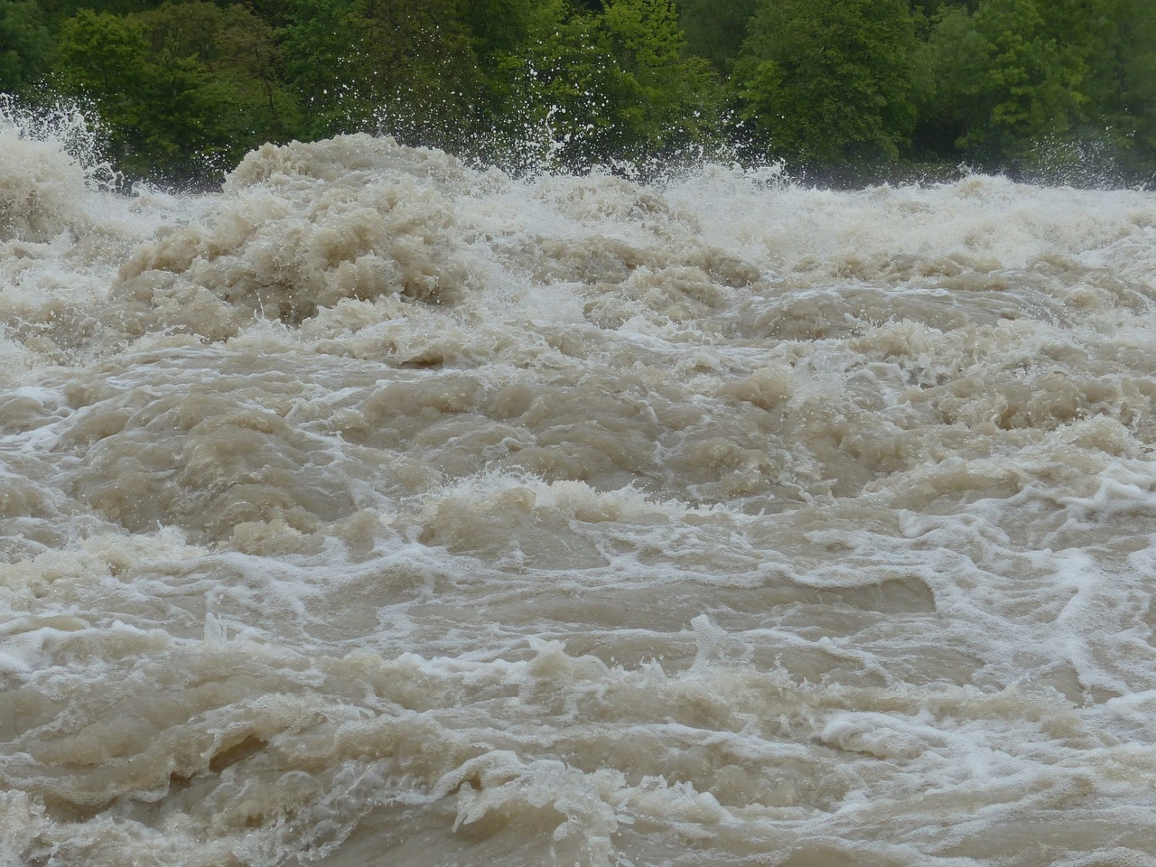 Crecida violenta de un río
