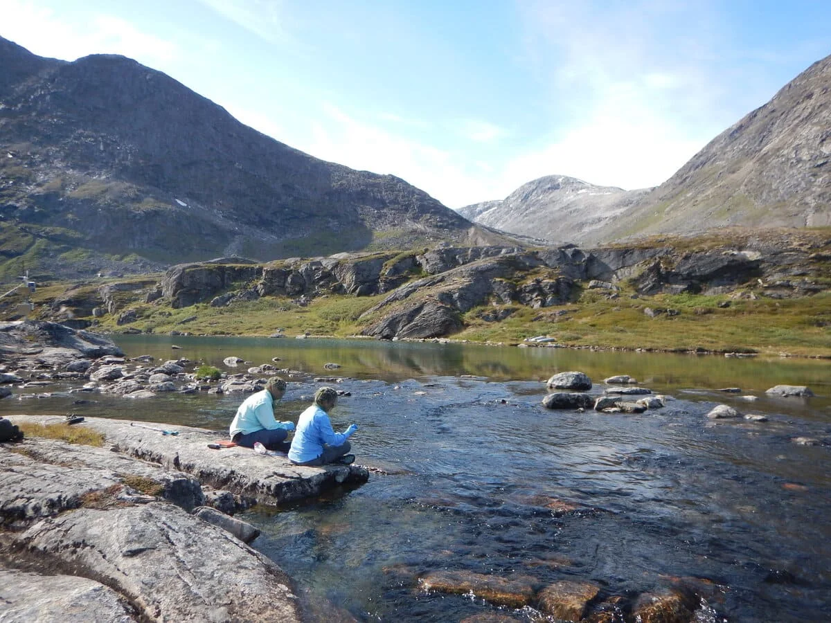 Investigadores tomando muestras de agua en un entorno glacial