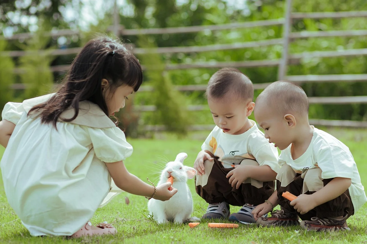 Niños pequeños en un jardín