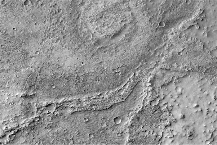 Cresta fluvial sinuosa erosionada en la superficie marciana