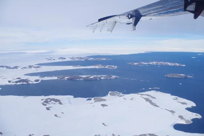 Panorama de las Islas de los Molinos de Viento en Tierra de Wilkes, con el glaciar Vanderford al fondo en la Antártida Oriental