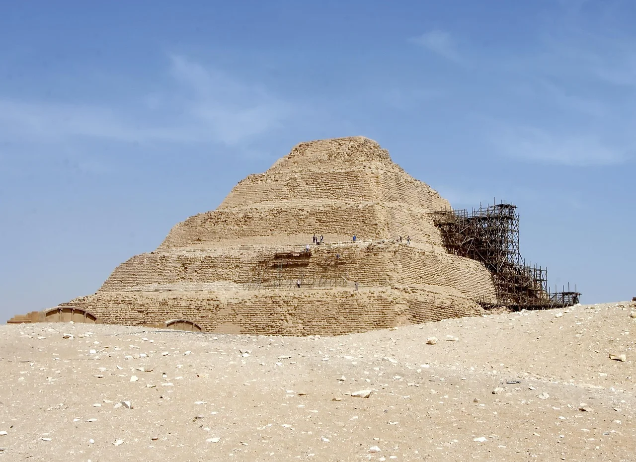 Pirámide escalonada de Saqqara en Egipto