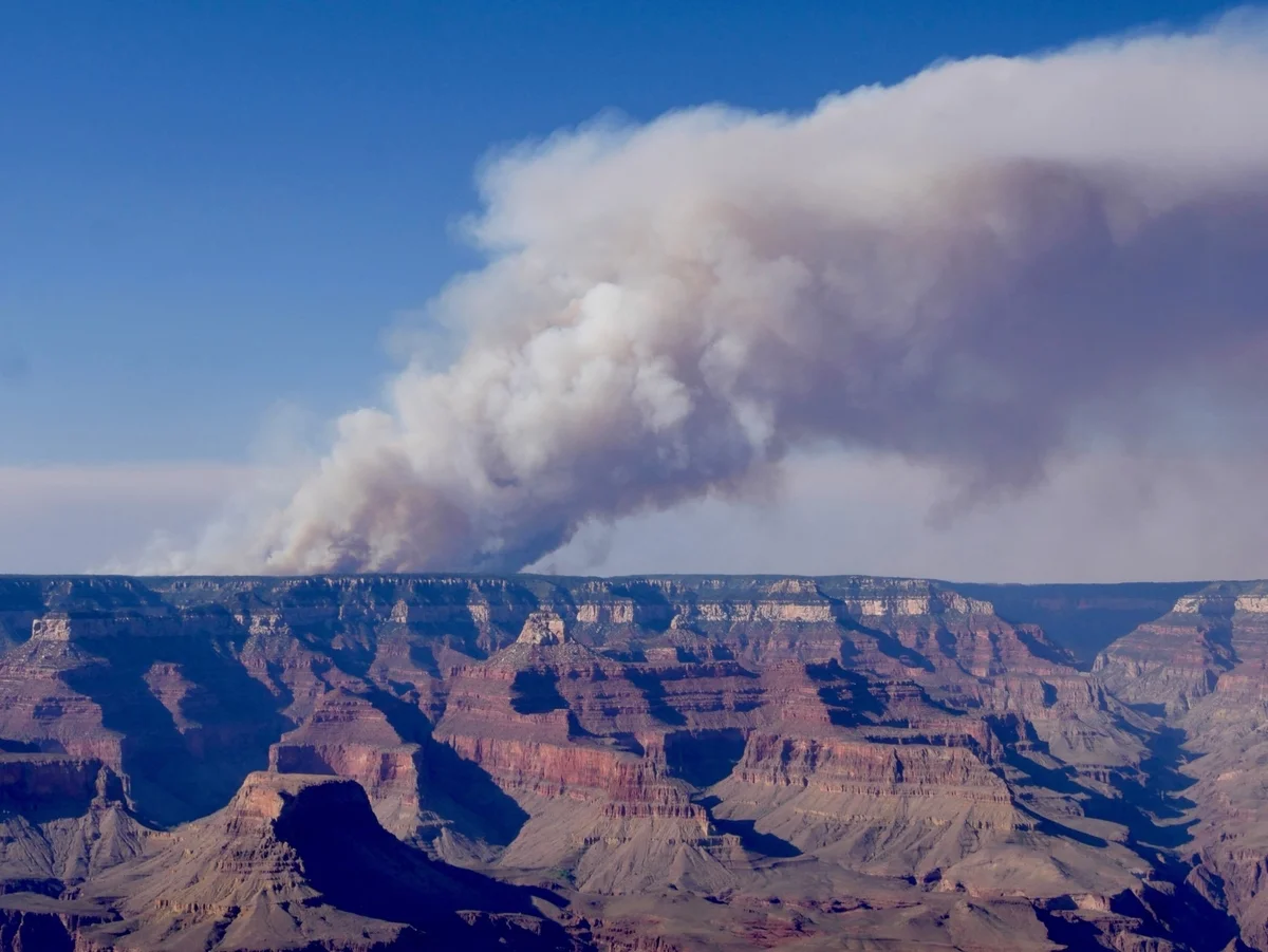 Humo visible desde el Gran Cañón por el incendio White Sage en Arizona