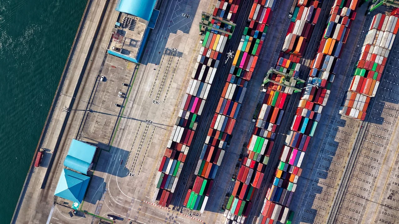 Puerto comercial con filas de contenedores