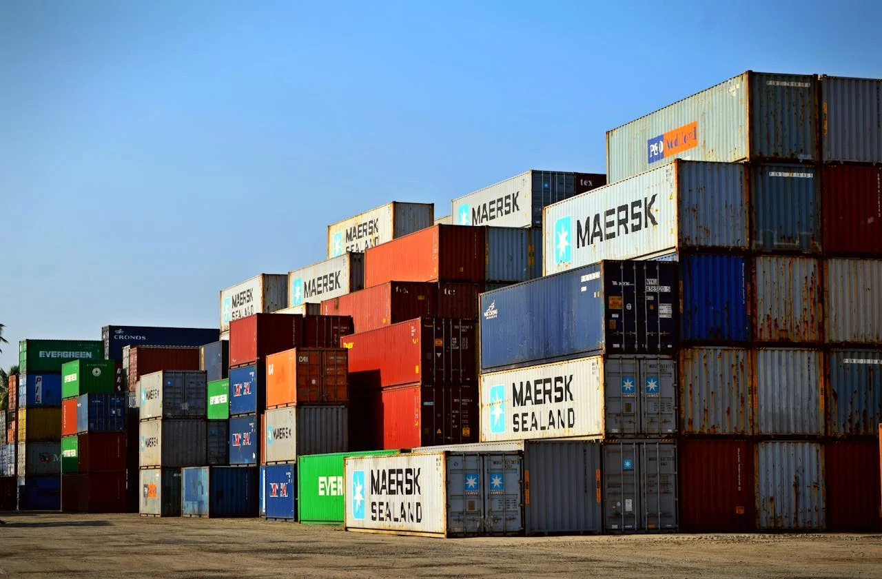 Contenedores de carga apilados en un puerto