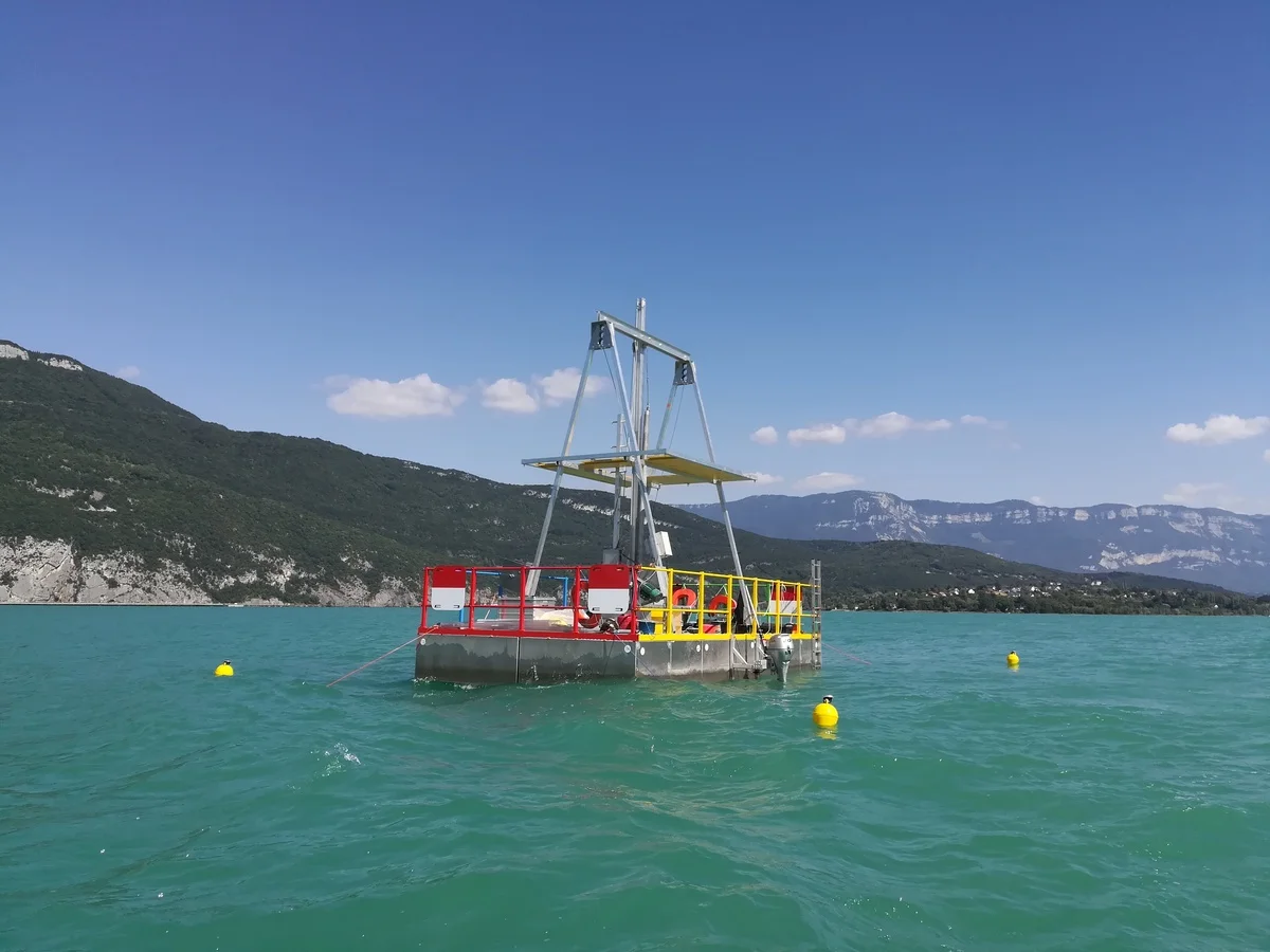 Barcaza científica perforando el fondo del lago Bourget en Saboya, para analizar sedimentos y reconstruir la historia de la erosión