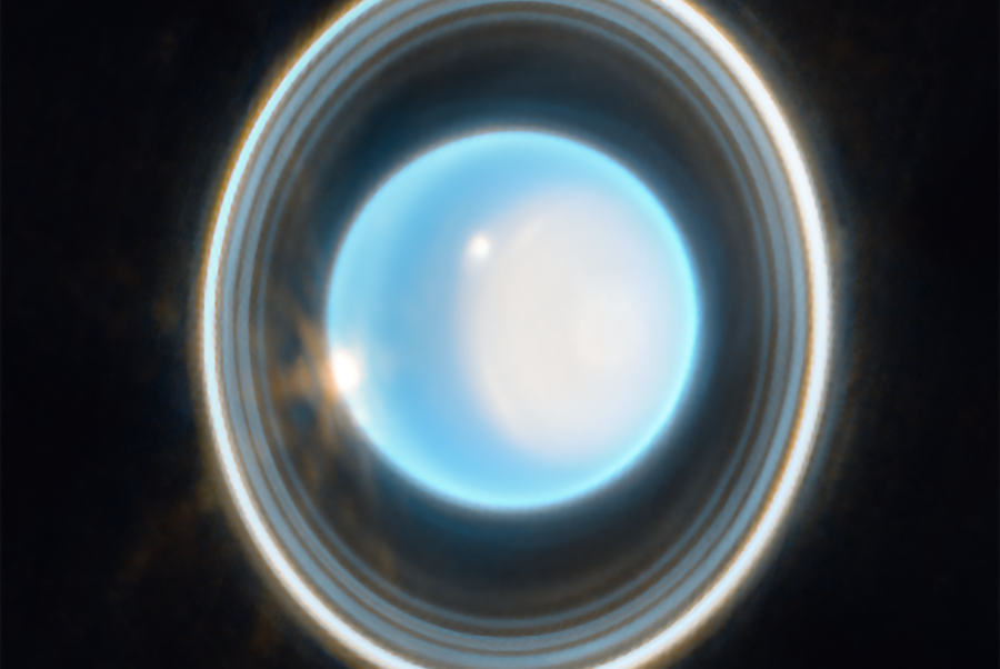 Imagen de Urano tomada por el telescopio espacial James Webb en infrarrojo cercano, mostrando los anillos del planeta de forma nítida y detallada