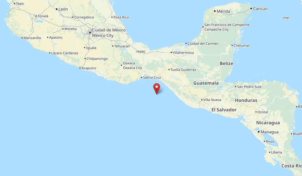 Mapa de OpenStreetMap que muestra la ubicación del epicentro del sismo de magnitud 4.3 frente a la costa de Chiapas, México, marcado con un pin sobre el océano Pacífico.
