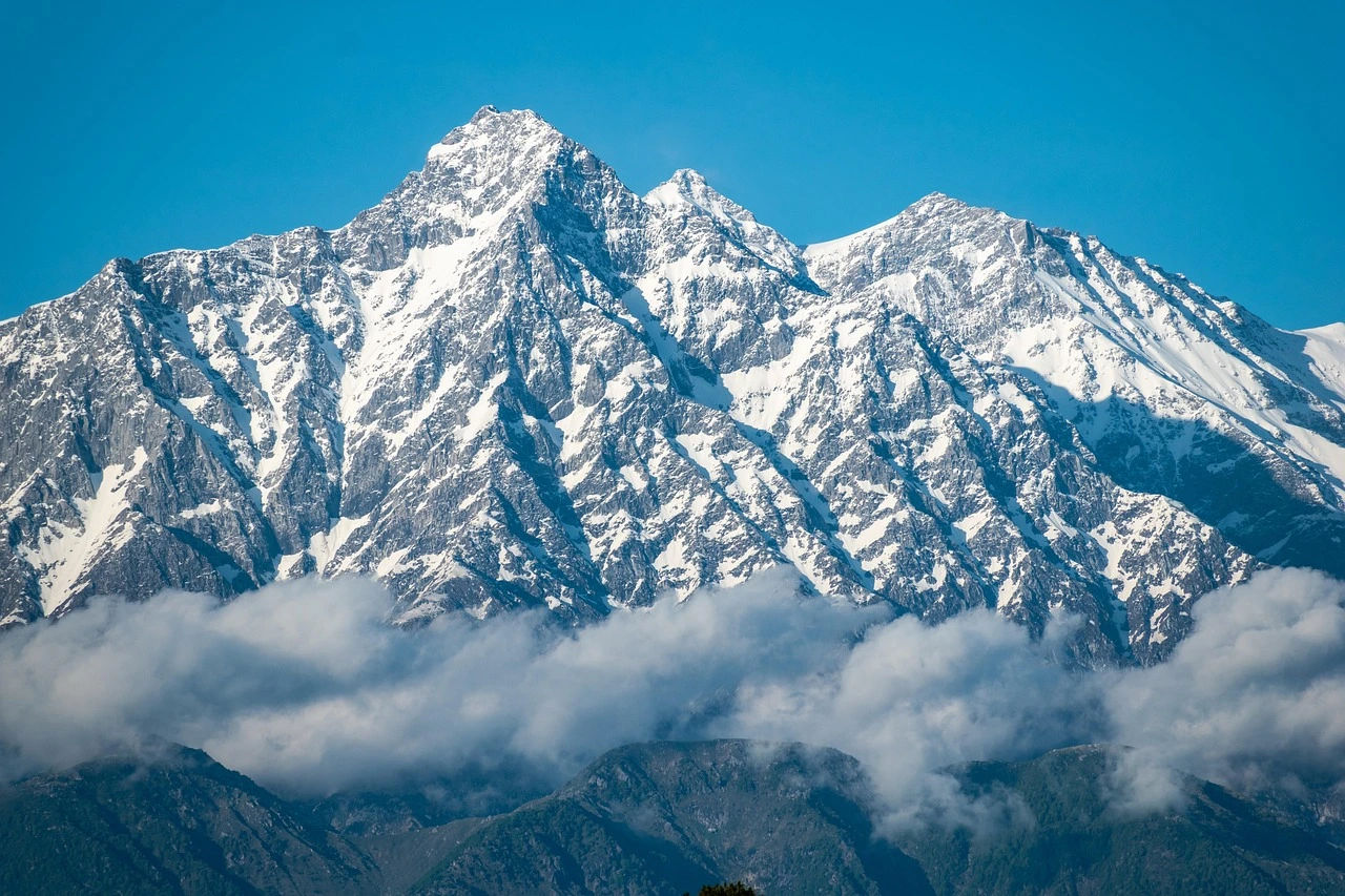 Cordillera del Himalaya nevada bajo cielo azul