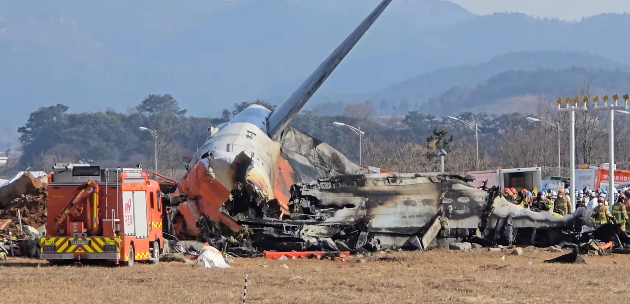 Restos del vuelo 2216 de Jeju Air tras el accidente en el aeropuerto de Muan