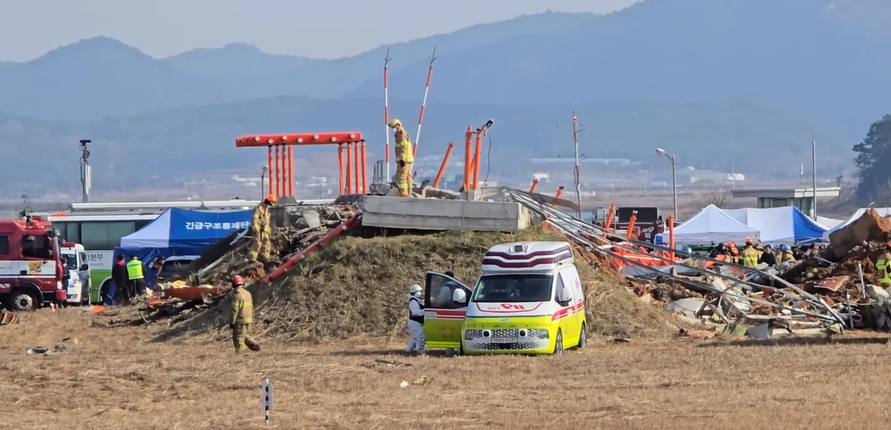 Estructura de hormigón colapsada tras el accidente, que sostenía el localizador en el aeropuerto de Muan.