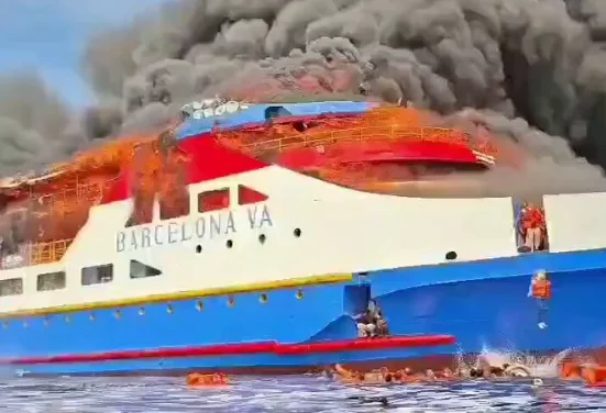 Incendio en el ferry KM Barcelona, con pasajeros saltando al mar y una densa columna de humo