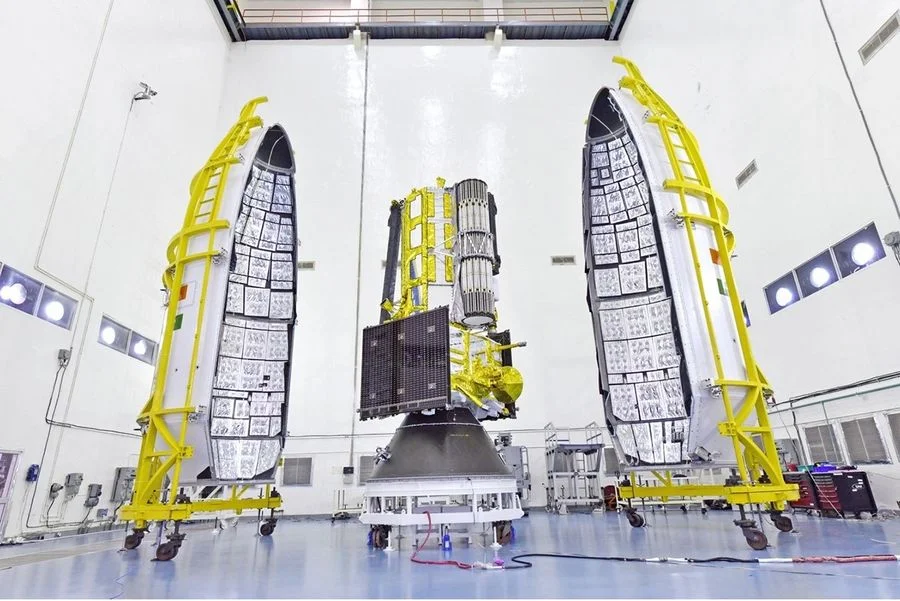 Satélite NISAR encapsulado en el carenado de carga útil en el Centro Espacial Satish Dhawan antes de su lanzamiento