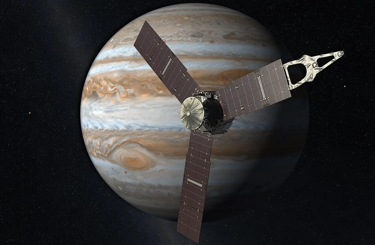 Ilustración artística de la sonda Juno orbitando Júpiter