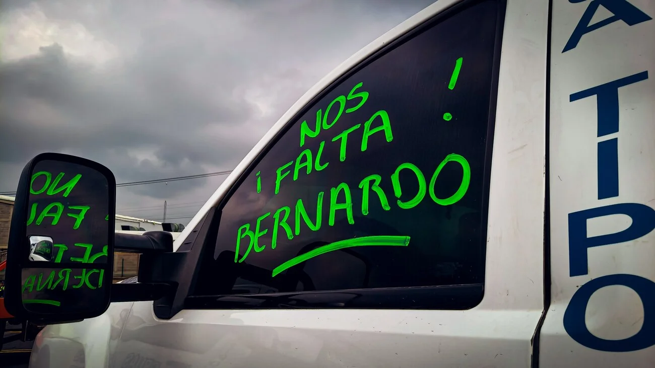 Mensaje escrito en la ventanilla de un vehículo: '¡Nos falta Bernardo!', durante protesta de transportistas.