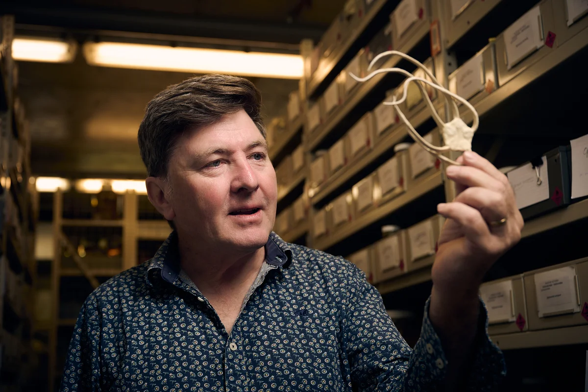 Retrato del Dr. Tim O'Hara, investigador del Instituto de Museos de Victoria