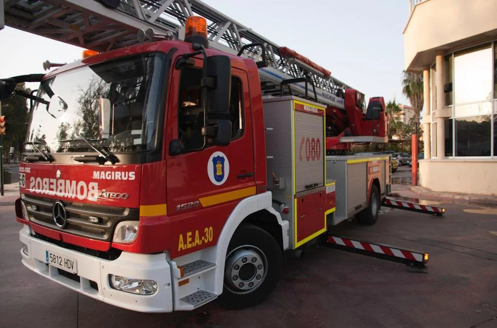 Camión de bomberos del Real Cuerpo de Bomberos de Málaga, equipado con una escalera automática