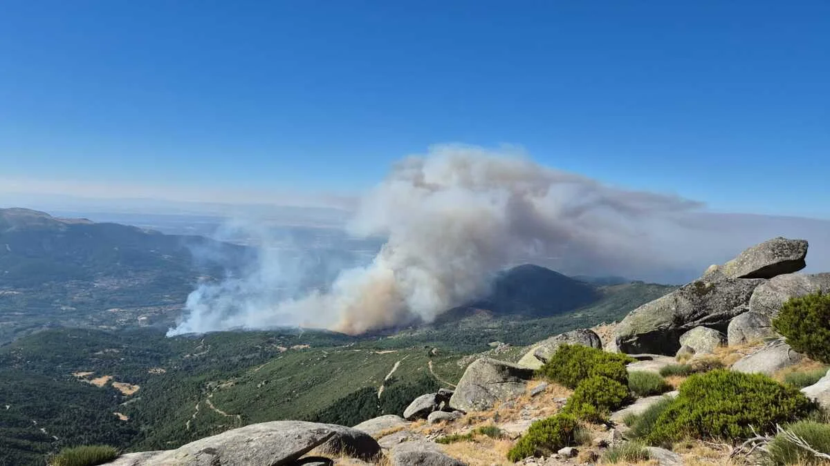 Columna de humo sobre una zona montañosa tras un incendio forestal cerca de Mombeltrán, Ávila