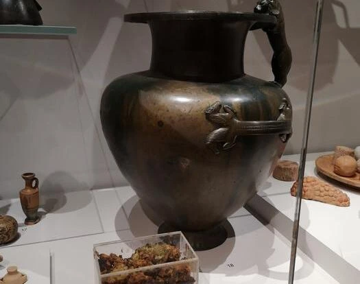 Frasco de bronce antiguo del Museo Ashmolean con posible miel milenaria