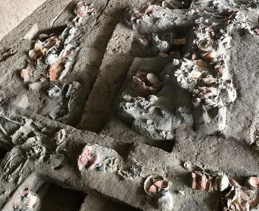 Entierros arqueológicos con artefactos en Nong Ratchawat, Tailandia, fotografía de excavación