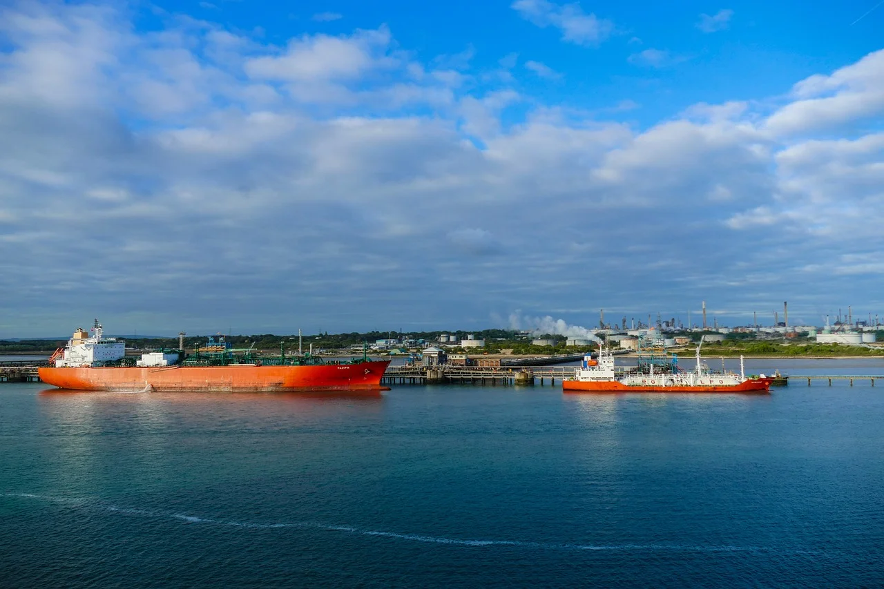 Dos buques petroleros de gran tamaño atracados en una refinería junto al mar