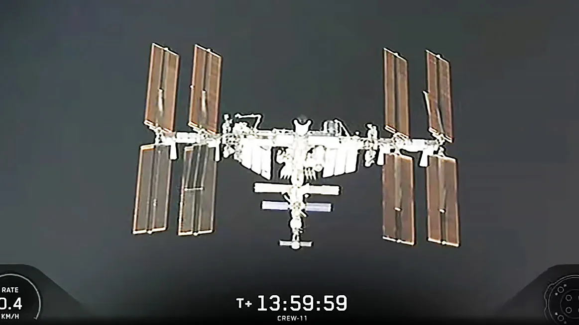 La Estación Espacial Internacional vista desde la nave Dragon Crew-11 en la maniobra de aproximación