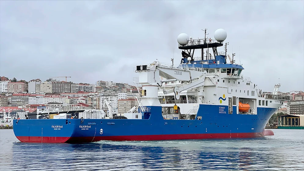 Buque científico Falkor (too) del Schmidt Ocean Institute en puerto antes de una expedición oceánica