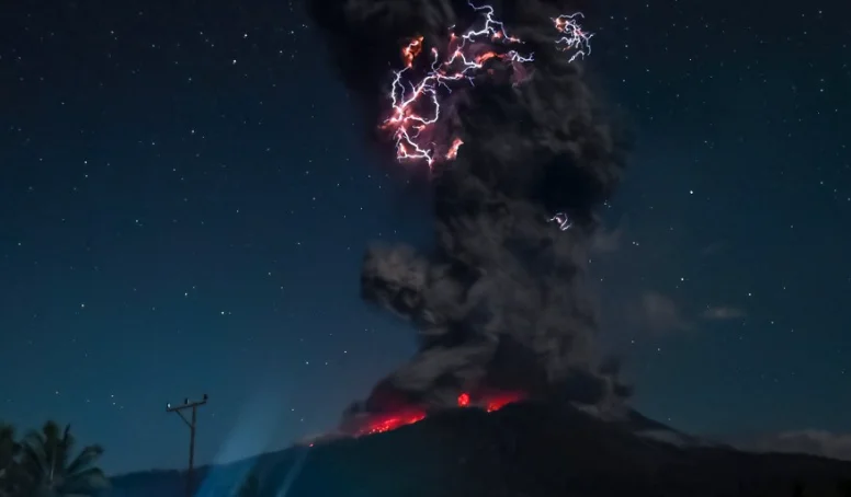 Erupción nocturna del volcán Lewotobi Laki Laki en Indonesia, mostrando una columna de ceniza iluminada por rayos volcánicos