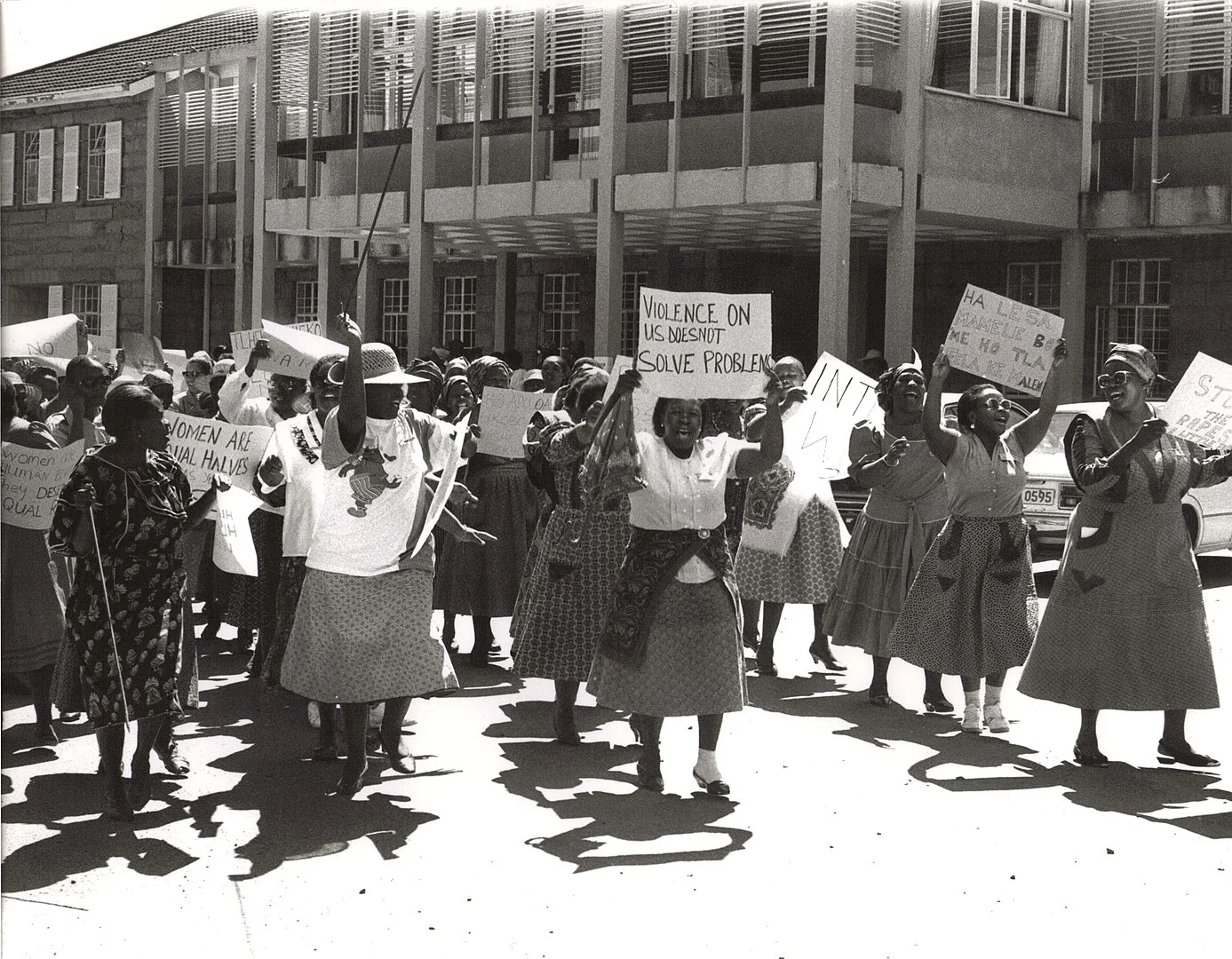 Mujeres basotho manifestándose contra la violencia de género en la Universidad Nacional de Lesotho