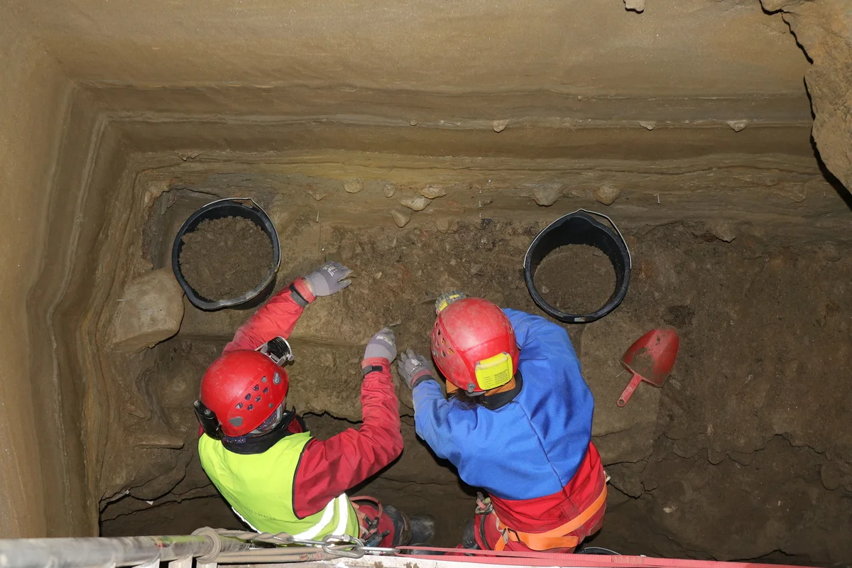 Investigadores durante los trabajos de excavación en la cueva