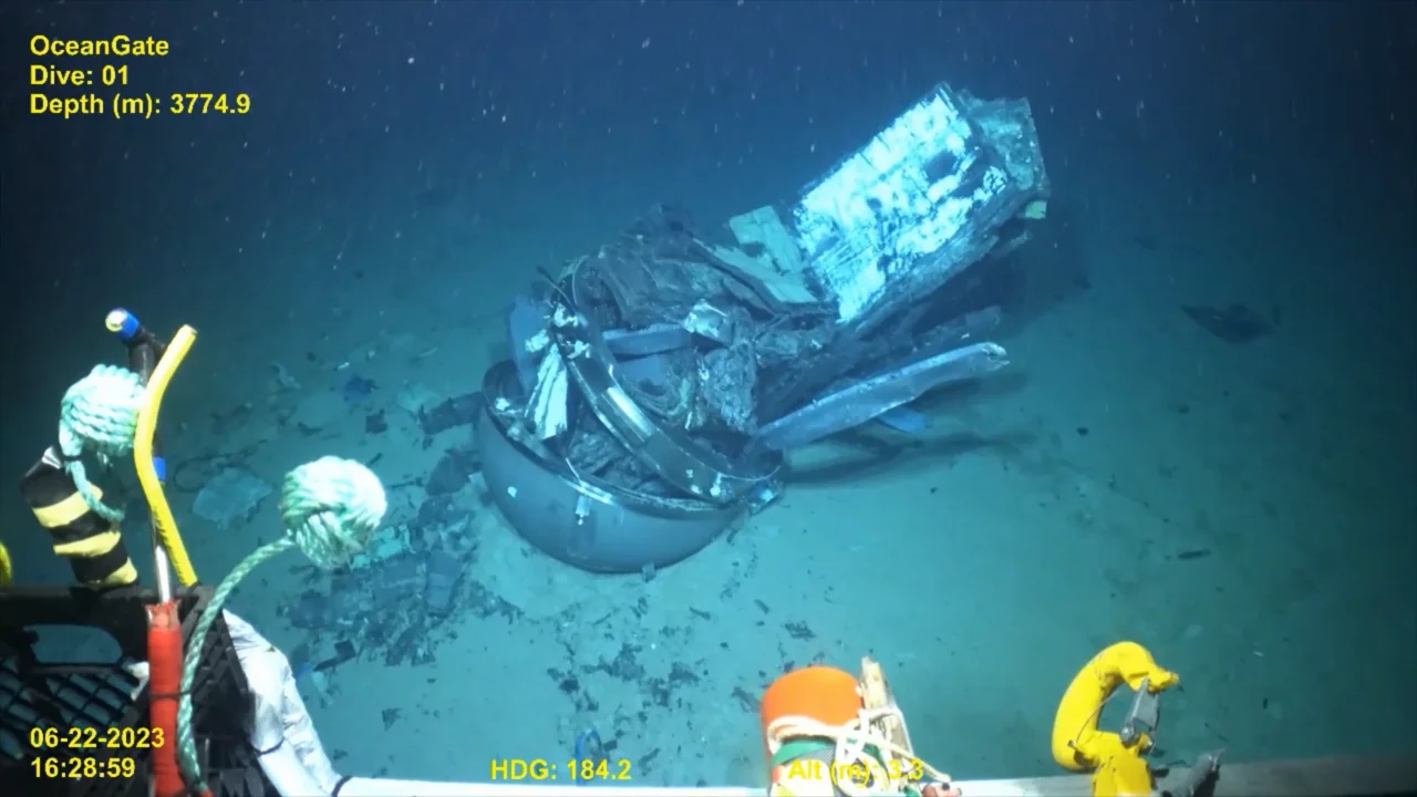 Restos de la sección de popa del Titan de OceanGate hallados en el fondo del océano, imagen divulgada por la Guardia Costera de EE. UU.