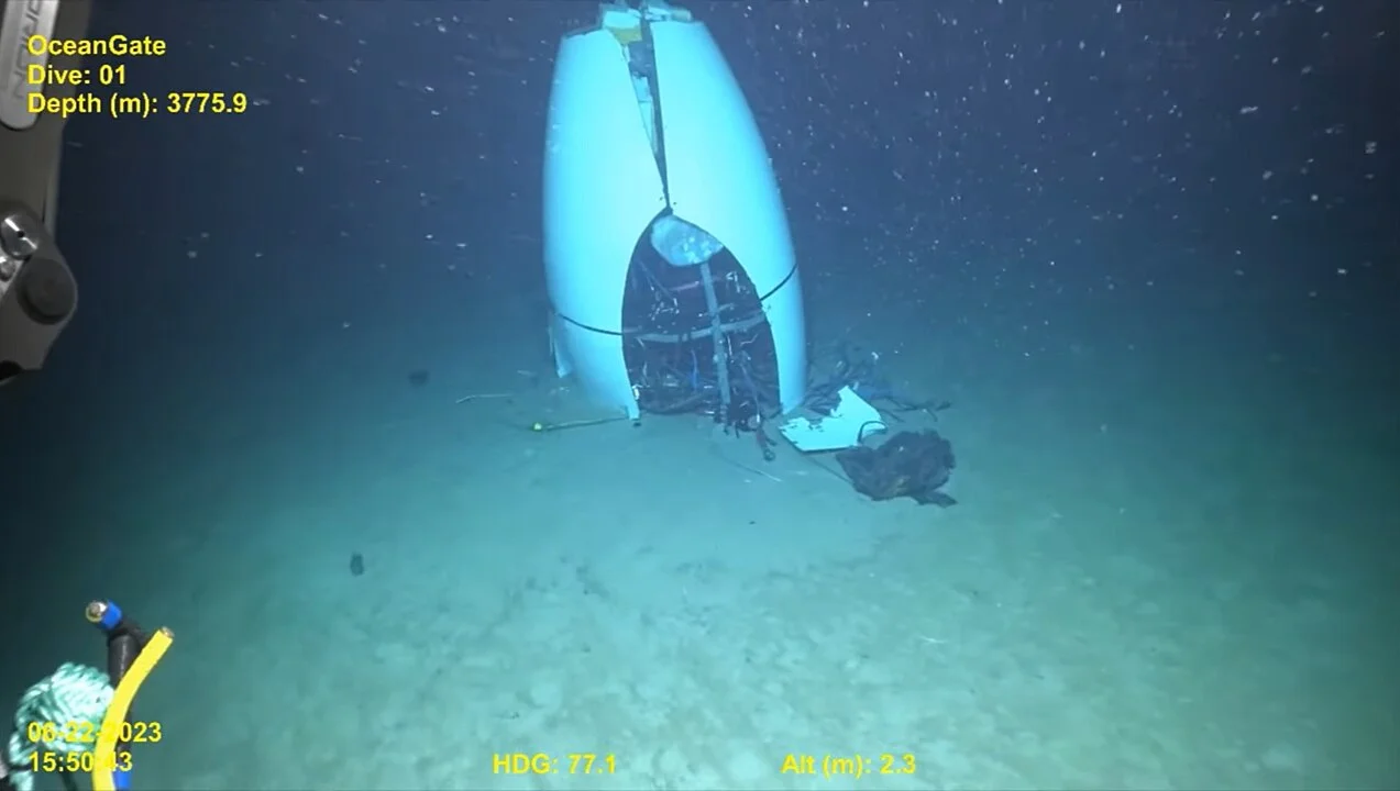 Cono de cola del sumergible Titan de OceanGate en el fondo oceánico, fotografiado por el ROV Pelagic Research Services 6000