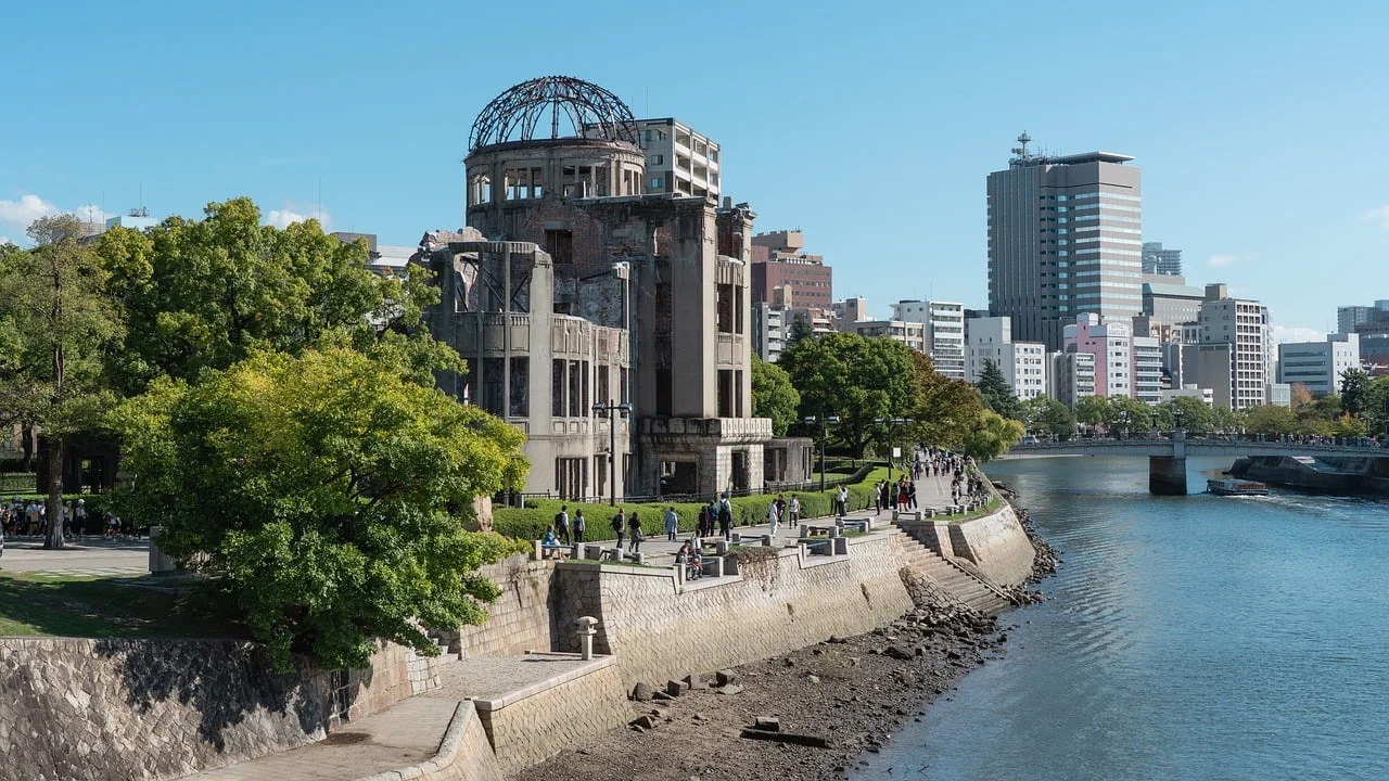 Vista panorámica del Monumento a la Paz y la Cúpula de la bomba atómica en Hiroshima, Japón